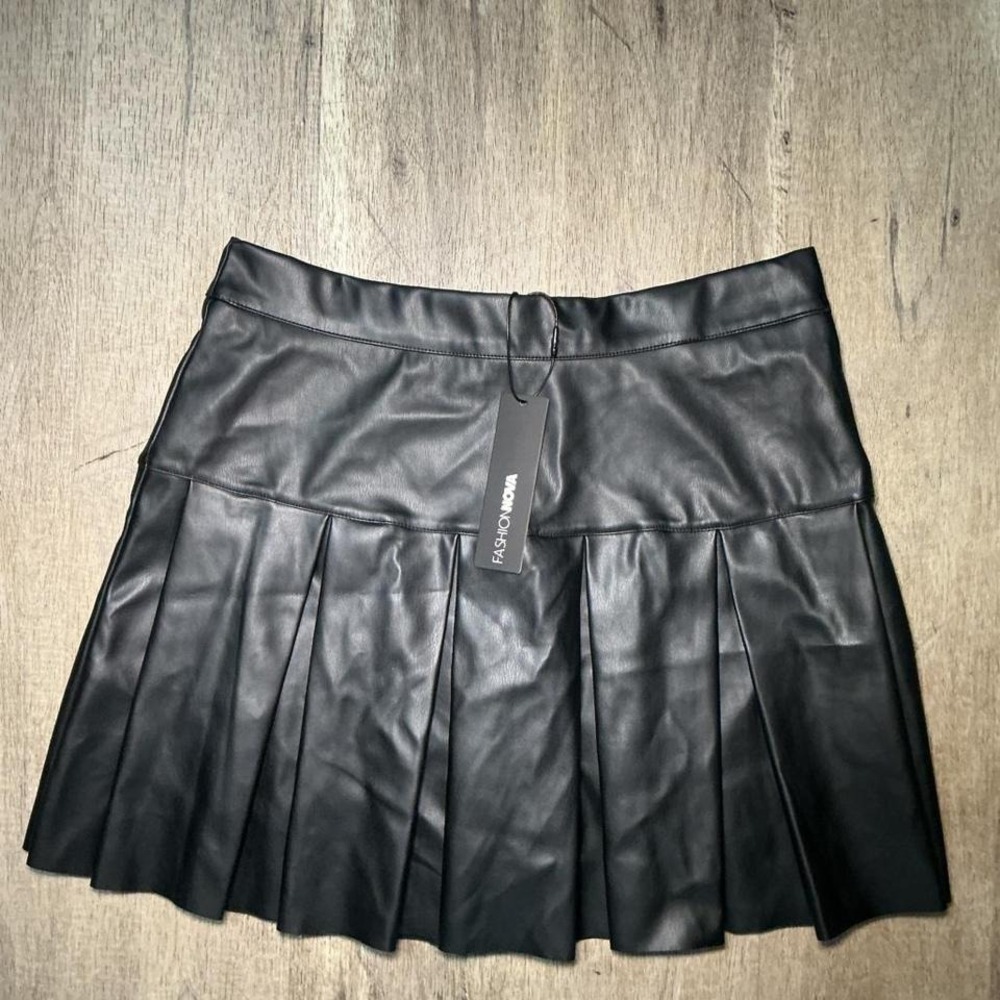Fashion Nova Black Pleated Mini Skirt Faux Leather Size L Going Out Y2K
